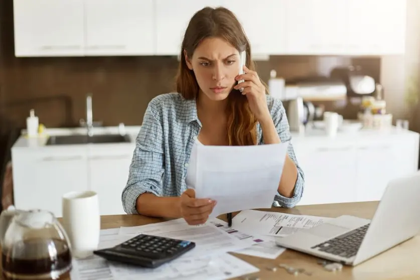 ok mujer-joven-comprobando-su-presupuesto-haciendo-impuestos